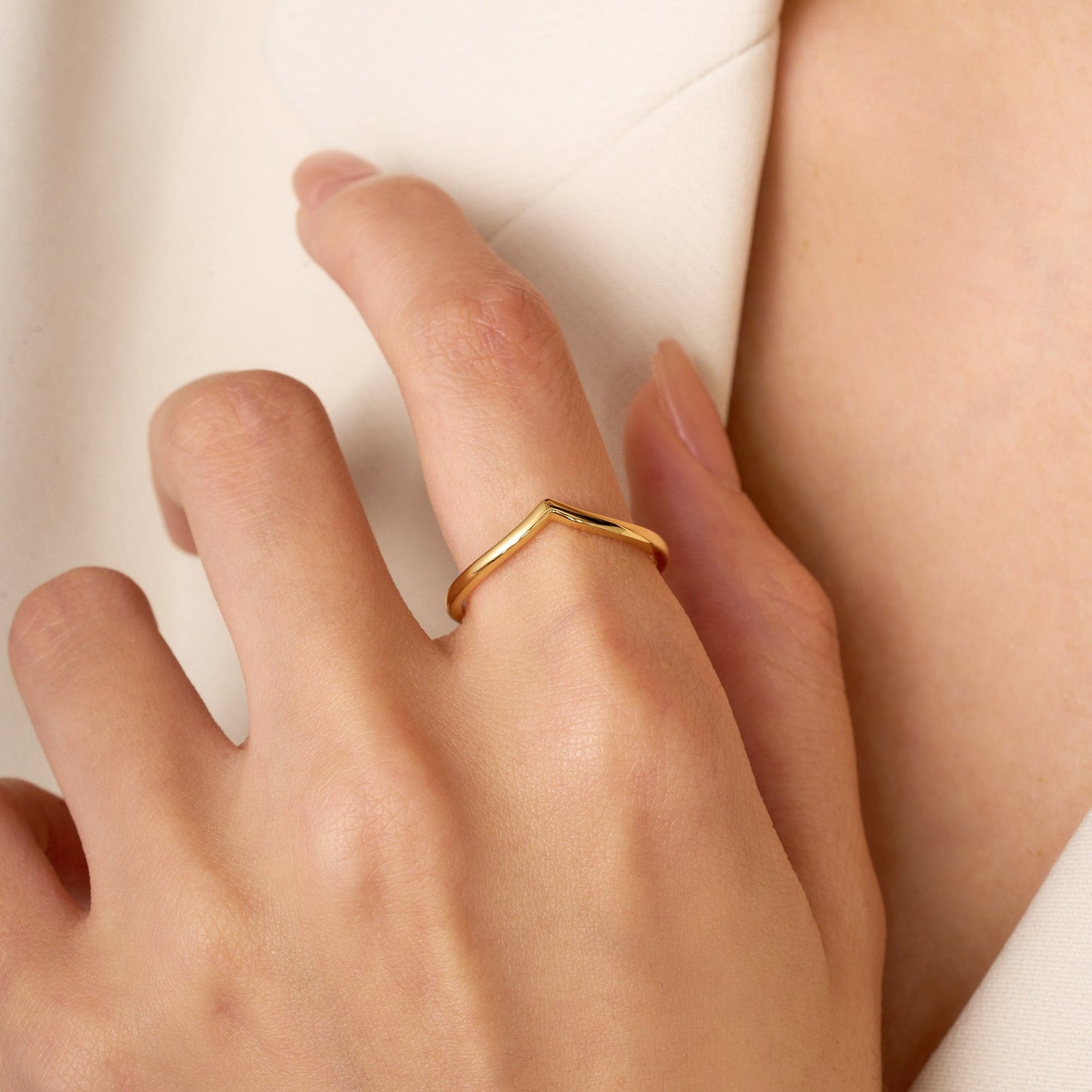 Minimalist V-Shaped Band